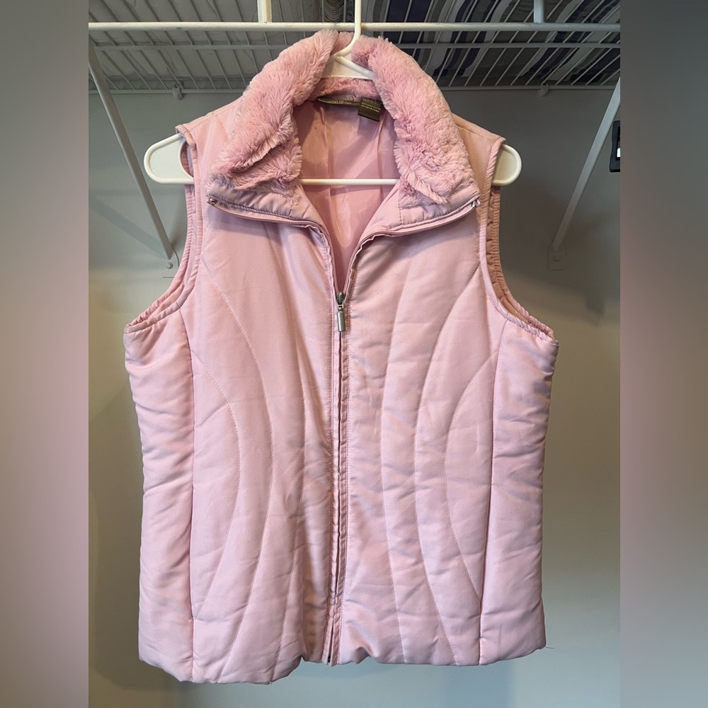 Cute light pink vest with fur collar